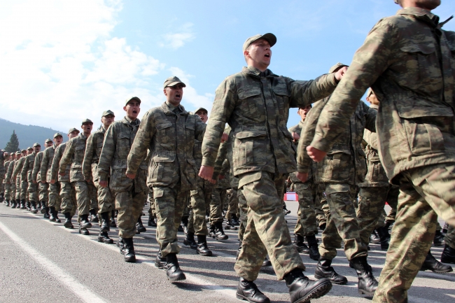 Komandolardan zeybek, horon ve halay performansı